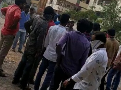 Two groups of people clash in Andhra's Vijayawada | Two groups of people clash in Andhra's Vijayawada