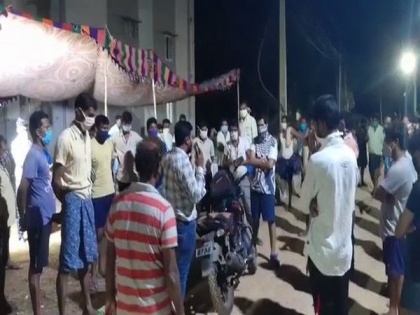 MGNREGA workers allege lack of facilities at quarantine centre in AP's Srikakulam | MGNREGA workers allege lack of facilities at quarantine centre in AP's Srikakulam