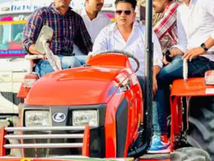 People arrive on tractor, trucks to watch 'Gadar 2' in Jaipur | People arrive on tractor, trucks to watch 'Gadar 2' in Jaipur People arrive on tractor, trucks to watch 'Gadar 2' in Jaipur | People arrive on tractor, trucks to watch 'Gadar 2' in Jaipur