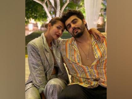 Malaika Arora poses with Arjun Kapoor as she greets for New Year | Malaika Arora poses with Arjun Kapoor as she greets for New Year