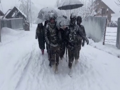 Army helps woman, her newborn reach home in J-K's snow-laden Kupwara | Army helps woman, her newborn reach home in J-K's snow-laden Kupwara