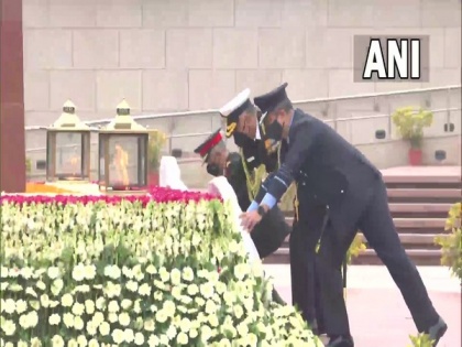Armed Forces chiefs pay tribute at National War Memorial in Delhi on Army Day | Armed Forces chiefs pay tribute at National War Memorial in Delhi on Army Day