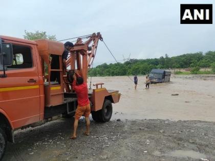 Police van carrying prisoners gets stuck in flooded road in Uttarakhand | Police van carrying prisoners gets stuck in flooded road in Uttarakhand