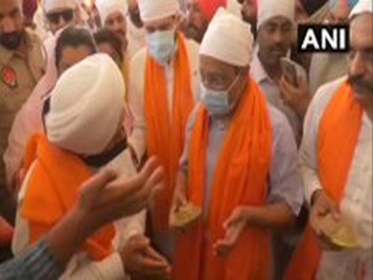 Arvind Kejriwal offers prayers at Amritsar's Golden Temple | Arvind Kejriwal offers prayers at Amritsar's Golden Temple