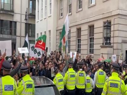 PTI supporters agitate outside former Pak PM Nawaz Sharif's London residence | PTI supporters agitate outside former Pak PM Nawaz Sharif's London residence