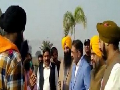 Indian Sikh pilgrims cross over to Pakistan through Kartarpur corridor | Indian Sikh pilgrims cross over to Pakistan through Kartarpur corridor