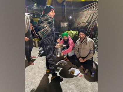 Singer Jazzy B at Singhu border to celebrate New Year with protesting farmers | Singer Jazzy B at Singhu border to celebrate New Year with protesting farmers Singer Jazzy B at Singhu border to celebrate New Year with protesting farmers | Singer Jazzy B at Singhu border to celebrate New Year with protesting farmers