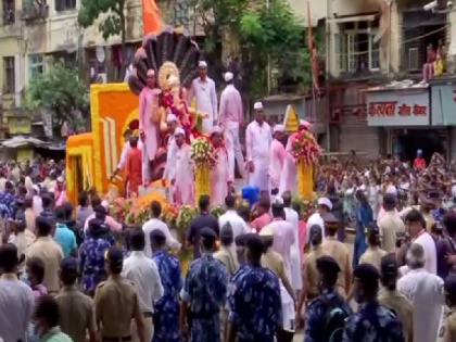 Ganpati Visarjan: Devotees bid farewell to Lord Ganesha amidst tight security | Ganpati Visarjan: Devotees bid farewell to Lord Ganesha amidst tight security
