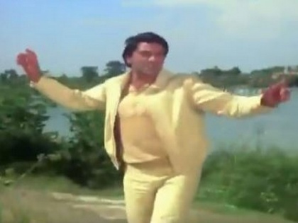 Dharmendra Deol embraces unique dancing style, shares clip from 1981 film 'Aas Paas' | Dharmendra Deol embraces unique dancing style, shares clip from 1981 film 'Aas Paas'