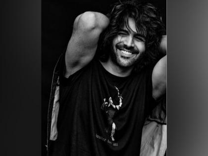 Kartik Aaryan shares stunning picture, asks fans if he can feature in hair, toothpaste ad | Kartik Aaryan shares stunning picture, asks fans if he can feature in hair, toothpaste ad