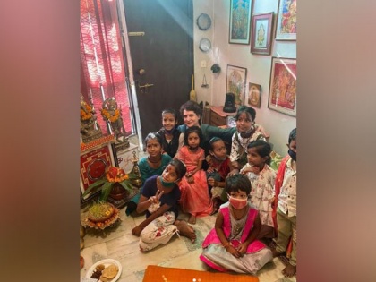 Priyanka Gandhi Vadra celebrates Durga Ashtami at father's foster sister's home | Priyanka Gandhi Vadra celebrates Durga Ashtami at father's foster sister's home