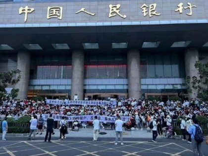 China crushes protest by bank depositors in Henan province demanding their money back | China crushes protest by bank depositors in Henan province demanding their money back