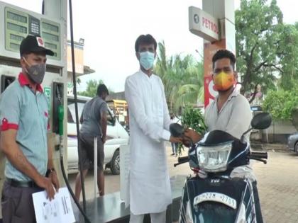 Gujarat's petrol pump owner gives free fuel to all 'Neerajs', to celebrate India's Olympic gold | Gujarat's petrol pump owner gives free fuel to all 'Neerajs', to celebrate India's Olympic gold