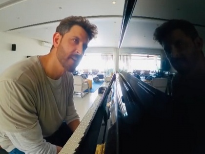 Hrithik Roshan tries hand at piano in special video photobombed by Sussane Khan | Hrithik Roshan tries hand at piano in special video photobombed by Sussane Khan