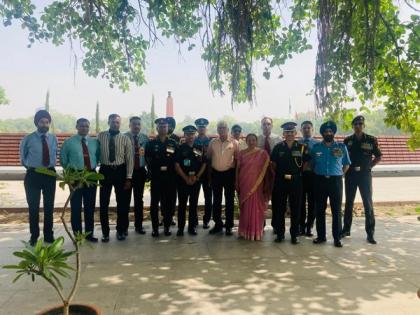 Maj Mohit Sharma's parents lay wreath at National War Memorial | Maj Mohit Sharma's parents lay wreath at National War Memorial