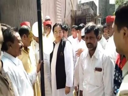 Samajwadi Party's Moradabad MP 'forgets' national anthem while hoisting tricolour on Independence Day | Samajwadi Party's Moradabad MP 'forgets' national anthem while hoisting tricolour on Independence Day Samajwadi Party's Moradabad MP 'forgets' national anthem while hoisting tricolour on Independence Day | Samajwadi Party's Moradabad MP 'forgets' national anthem while hoisting tricolour on Independence Day