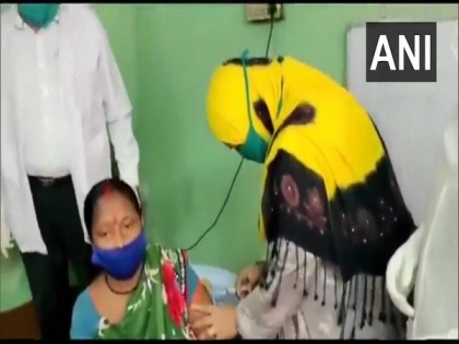 Probe on after former deputy mayor administers COVID-19 vaccine in Bengal | Probe on after former deputy mayor administers COVID-19 vaccine in Bengal