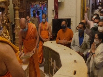 Mamata Banerjee visits Siddhivinayak Temple in Mumbai today | Mamata Banerjee visits Siddhivinayak Temple in Mumbai today