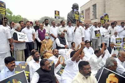 Sonia, Rahul participate in protest near Gandhi statue in Parliament premises | Sonia, Rahul participate in protest near Gandhi statue in Parliament premises