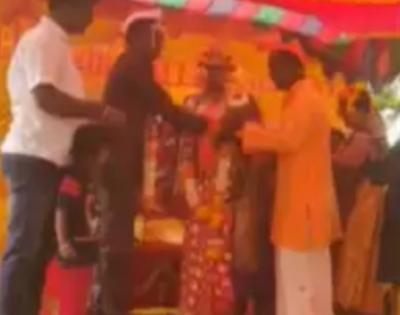 Muslim arranges Hindu foster daughter's marriage in her faith | Muslim arranges Hindu foster daughter's marriage in her faith