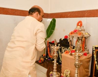 CM Bommai meets Yediyurappa to wish on Vijayadashami | CM Bommai meets Yediyurappa to wish on Vijayadashami