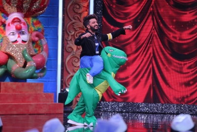 Riteish Deshmukh tries one of his toughest acts on TV | Riteish Deshmukh tries one of his toughest acts on TV Riteish Deshmukh tries one of his toughest acts on TV | Riteish Deshmukh tries one of his toughest acts on TV