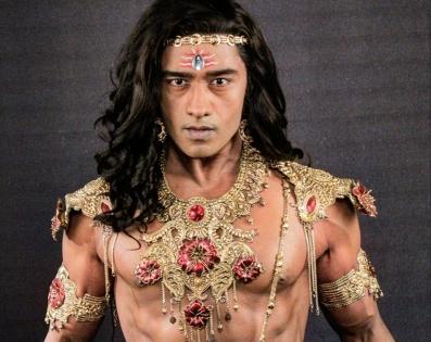 Vinit Kakar grooms acting skills by watching TV mythologicals | Vinit Kakar grooms acting skills by watching TV mythologicals