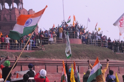 After clashes with police, farmers swarm Red Fort, hoist pennant | After clashes with police, farmers swarm Red Fort, hoist pennant