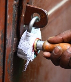 UP hospital sealed after compounder treats child who later died | UP hospital sealed after compounder treats child who later died UP hospital sealed after compounder treats child who later died | UP hospital sealed after compounder treats child who later died