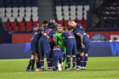 Neymar stretchered off in PSG's defeat to Lyon | Neymar stretchered off in PSG's defeat to Lyon