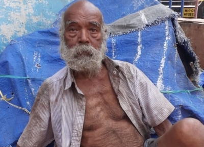 Man who identified Kasab found on pavement, reunited with family | Man who identified Kasab found on pavement, reunited with family Man who identified Kasab found on pavement, reunited with family | Man who identified Kasab found on pavement, reunited with family