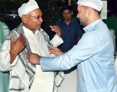 Nitish sees off Tejashwi to his car at JD-U's Iftar party | Nitish sees off Tejashwi to his car at JD-U's Iftar party