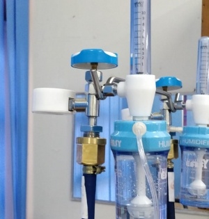 UP: Patient's kin forcibly take away oxygen cylinder from hospital | UP: Patient's kin forcibly take away oxygen cylinder from hospital