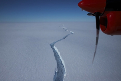 Vast cracks free huge iceberg in Antarctica | Vast cracks free huge iceberg in Antarctica