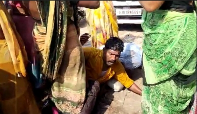 Three Gujarat sanitation workers attempt suicide over new appointments | Three Gujarat sanitation workers attempt suicide over new appointments Three Gujarat sanitation workers attempt suicide over new appointments | Three Gujarat sanitation workers attempt suicide over new appointments