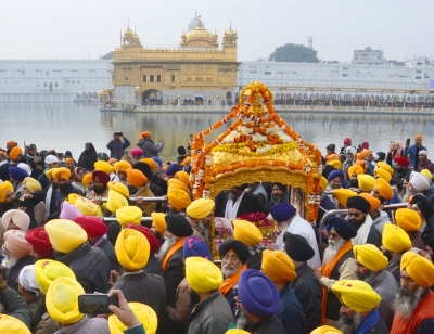 Devotees pay tribute to Guru Gobind Singh in Golden Temple | Devotees pay tribute to Guru Gobind Singh in Golden Temple