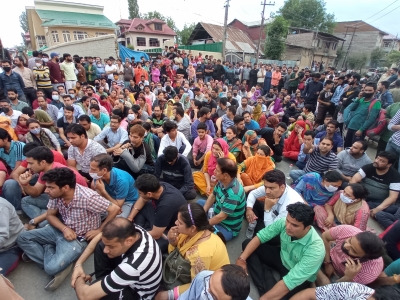 Protests held against killing of Kashmiri Pandit govt employee | Protests held against killing of Kashmiri Pandit govt employee