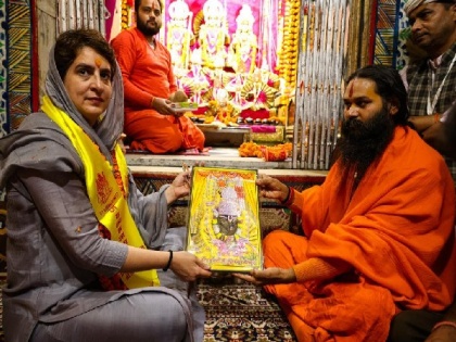 Priyanka Gandhi visits Kamtanath temple in UP's Chitrakoot | Priyanka Gandhi visits Kamtanath temple in UP's Chitrakoot