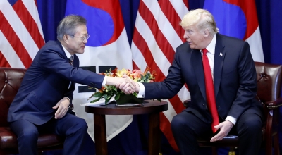 Moon, Trump agree to cooperate on COVID-19 response, related N.Korea aid | Moon, Trump agree to cooperate on COVID-19 response, related N.Korea aid
