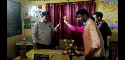 'Pervert' Karnataka headmaster thrashed for sending lewd messages to nurse | 'Pervert' Karnataka headmaster thrashed for sending lewd messages to nurse 'Pervert' Karnataka headmaster thrashed for sending lewd messages to nurse | 'Pervert' Karnataka headmaster thrashed for sending lewd messages to nurse
