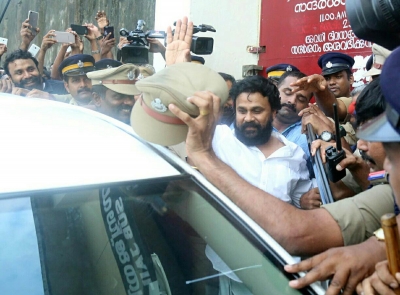 Day before actor Dileep's anticipatory bail plea hearing, Kerala Police at his house | Day before actor Dileep's anticipatory bail plea hearing, Kerala Police at his house