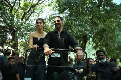 Akshay Kumar, Kriti Sanon visit National Museum of Indian Cinema | Akshay Kumar, Kriti Sanon visit National Museum of Indian Cinema