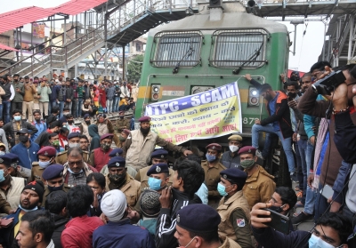 Massive protest in Patna, Arrah against RRB exam move, rail tracks blocked | Massive protest in Patna, Arrah against RRB exam move, rail tracks blocked