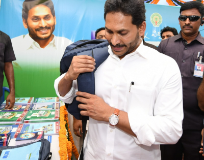 Andhra Pradesh CM congratulates Venkaiah Naidu, Chiranjeevi | Andhra Pradesh CM congratulates Venkaiah Naidu, Chiranjeevi Andhra Pradesh CM congratulates Venkaiah Naidu, Chiranjeevi | Andhra Pradesh CM congratulates Venkaiah Naidu, Chiranjeevi