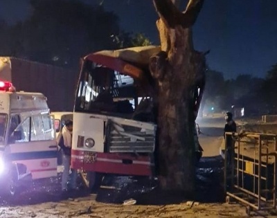 UP roadways bus collided with a tree in Delhi, 20 injured | UP roadways bus collided with a tree in Delhi, 20 injured