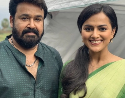 Shraddha Srinath shares pictures clicked with 'Aaraattu' cast | Shraddha Srinath shares pictures clicked with 'Aaraattu' cast