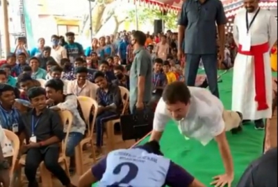Rahul takes up push-up challenge at Kanyakumari | Rahul takes up push-up challenge at Kanyakumari