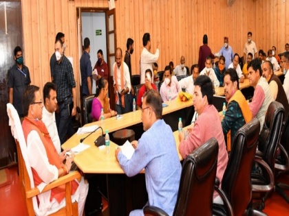 Devasthanam board row: Priests delegation meets Uttarakhand CM | Devasthanam board row: Priests delegation meets Uttarakhand CM