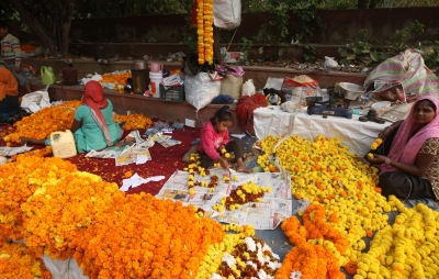 Flowers offered at Gorakhnath temple to turn into incense sticks | Flowers offered at Gorakhnath temple to turn into incense sticks