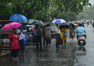 Traffic jams, waterlogging as heavy rain lashes Delhi | Traffic jams, waterlogging as heavy rain lashes Delhi